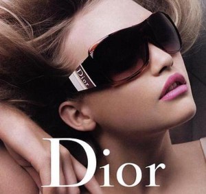 Model nosi sunčane naočare Dior